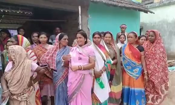 दुमका: बून्द-बून्द पानी के लिए मचा हाहाकार, सड़कों पर उतरी गांव की महिलाएं, नेशनल हाईवे किया जाम