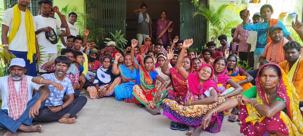 दुमका में सफाई कर्मियों के धरना पर बैठते ही मिला एक महीने का वेतन, जल्द ही बकाया वेतन का भी किया जाएगा भुगतान