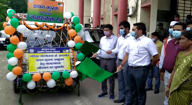 डायन कुप्रथा के विरुद्ध उपायुक्त ने हरी झंडी दिखाकर जागरूकता रथ को किया रवाना