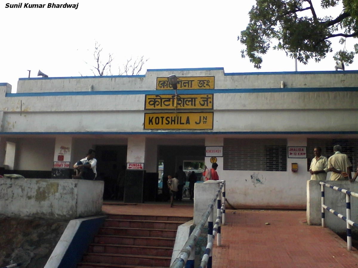 कोटशिला स्टेशन पर फुट ओवर ब्रिज गर्डर्स को हटाने का कार्य शुरू, कई ट्रेनों के बदले गए मार्ग