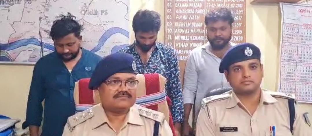 लूटकांड की योजना बना रहे 3 आरोपी चढ़े पुलिस के हत्थे, जानें कैसे चप्पल चुराते-चुराते बन गये बड़े डकैत