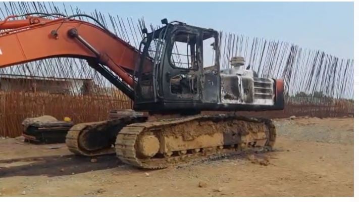 चतरा में अपराधियों का तांडव, पोकलेन मशीन में लगाई आग, मजदूरों के साथ की मारपीट