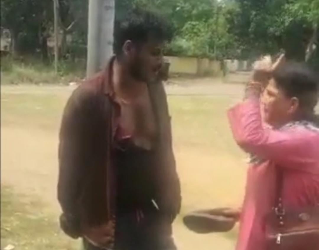 मनचले को छेड़खानी पड़ी महंगी, पोल में बांधकर चप्पल से हुई पिटाई, वीडियो वायरल