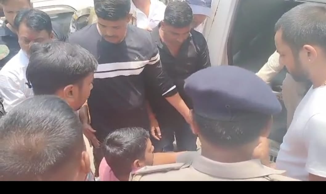 कड़ी सुरक्षा घेरे में जेल से कोर्ट लाये गए संजीव सिंह, जानिए किस मामले में हुई पेशी