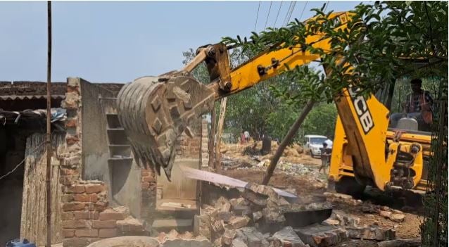 जमशेदपुर: अवैध दुकानों और घरों पर चला प्रशासन का बुल्डोजर, स्थानीय लोगों में आक्रोश