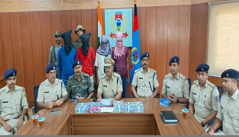 PLFI का दरक रहा किला , खूंटी पुलिस ने चार नक्सलियों को किया गिरफ्तार, हथियार भी बरामद