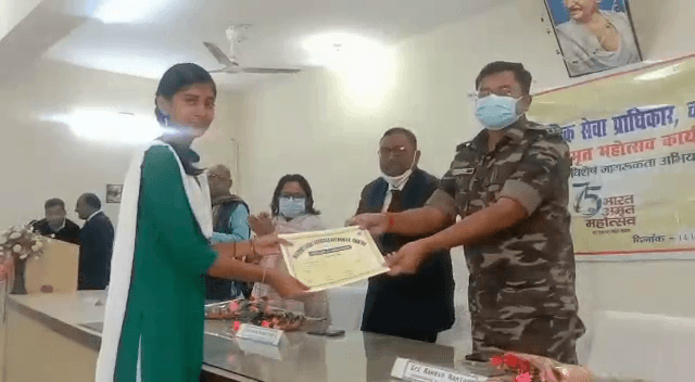 अमृत महोत्सव पर मौके पर बच्चों के बीच पुरस्कार वितरण