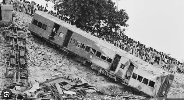 जानिए देश के सबसे बड़े रेल हादसे को, जब ड्राइवर के ब्रेक लगाने से बागमती नदी में गिर गई थी ट्रेन, 800 लोग बनें थे हादसे के शिकार