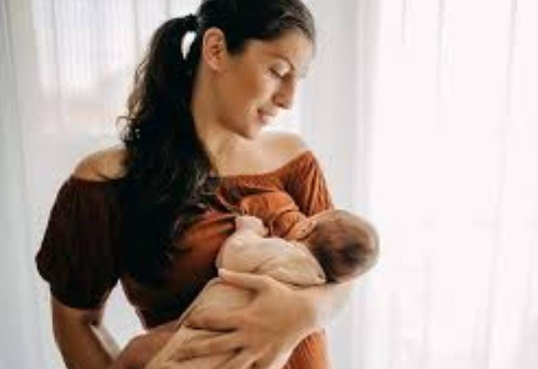 अमृत है मां का दूध, इन बीमारियों से होती है नवजात और मां की रक्षा, जानें ब्रेस्टफीडिंग के फायदे