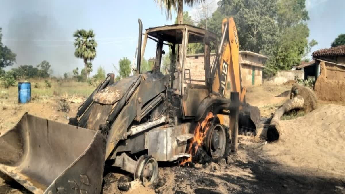 पलामू: लेवी नहीं मिलने पर अपराधियों ने जेसीबी मशीन में लगाई आग, जांच में जुटी पुलिस