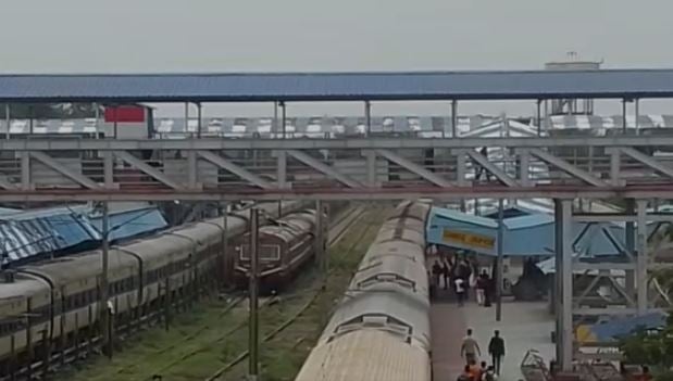 रेलवे ओवरब्रिज से व्यक्ति ने लगाई छलांग, हाईटेंशन तार की चपेट में आने से झुलसा