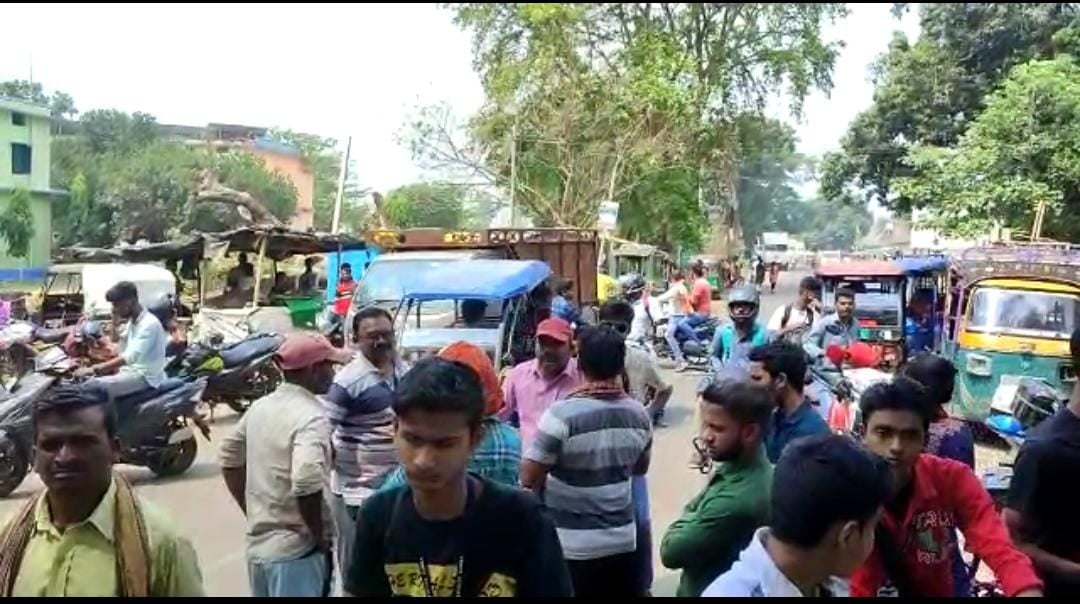 सड़क पर उतरे दिहाड़ी मजदूर, जमकर किया विरोध-प्रदर्शन, जानें क्यों फूटा इनका गुस्सा