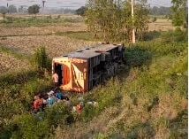 मधुबनी में दिखा रफ्तार का कहर, मुसाफिरों से भरी बस खेत में पलटी, एक की मौत, कई घायल