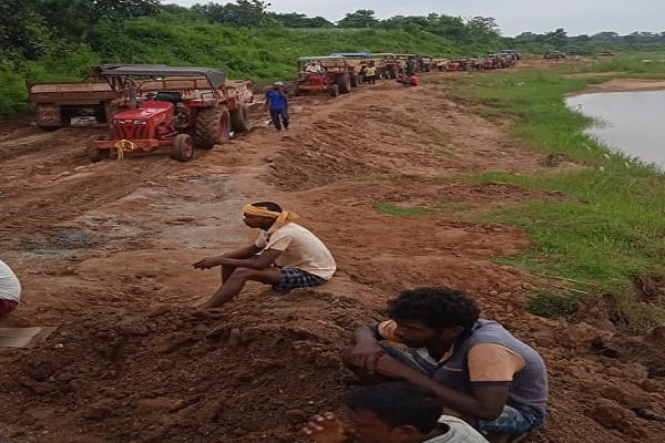 पश्चिमी सिहंभूम में फल-फूल रहा बालू माफिया का अवैध धंधा, पुलिस- प्रशासन ने भी मूंद ली हैं आंखें, जानिए क्या है पूरा खेल
