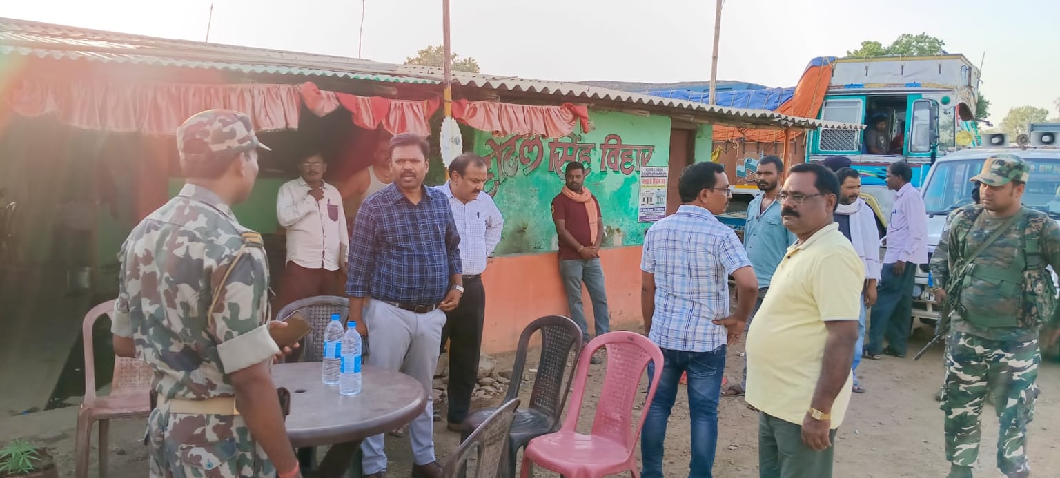दुमका: प्रशासन ने सिंह बिहार होटल में मारा छापा, विदेशी शराब और रजिस्टर लगी हाथ, जल्द पुलिस-माफिया की सांठगांठ का होगा खुलासा !