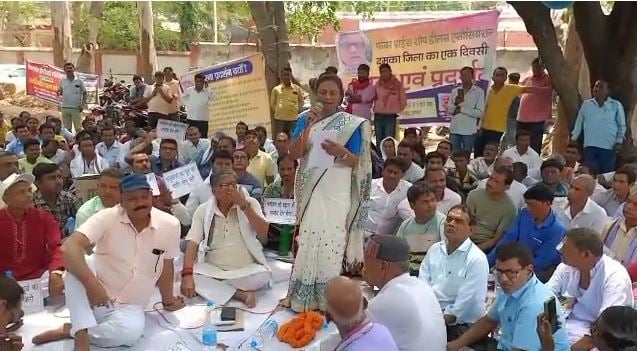 दुमका : डीलर्स एसोसियेशन ने पुराने समाहारणालय परिसर में किया धरना प्रदर्शन, सपोर्ट में आई पूर्व मंत्री लुइस मरांडी