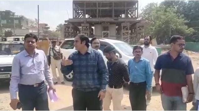 राजधानी में बन रहे फ्लाइओवर की स्थिति देखने पहुंचे उपायुक्त, निर्माण कंपनी के अधिकारियों से ली जानकारी