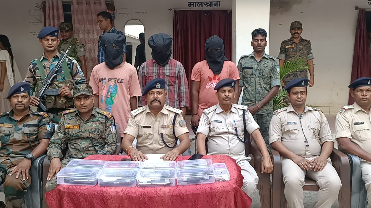 गुमला: नक्सलियों को हथियार सप्लाई करनेवाले 3 अपराधी चढ़े पुलिस के हत्थे, भारी मात्रा में हथियार बरामद