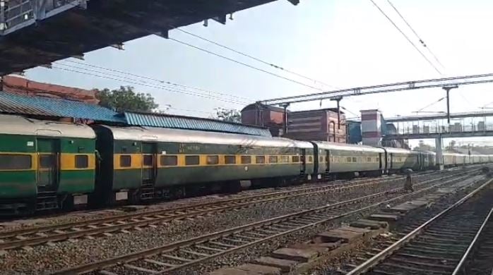 BUXAR: यात्री ट्रेन के इंजन में जोरदार आवाज के साथ निकली चिंगारी, दिल्ली-हावड़ा मुख्य मार्ग पर परिचालन बाधित