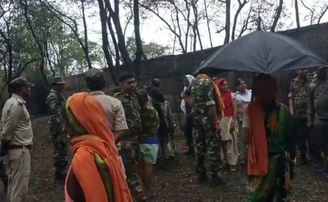 विकास के नाम पर विनाश : महिलाओं ने पेड़ काटने का किया विरोध, कहा जान दे देंगे लेकिन पेड़ नहीं कटने देंगे