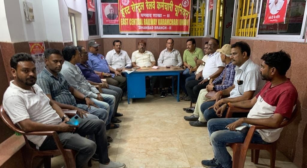 लगातार काम के बोझ से दबे जा रहे रेल कर्मचारी, जानिए रेल कर्मी क्या कर रहे मांग