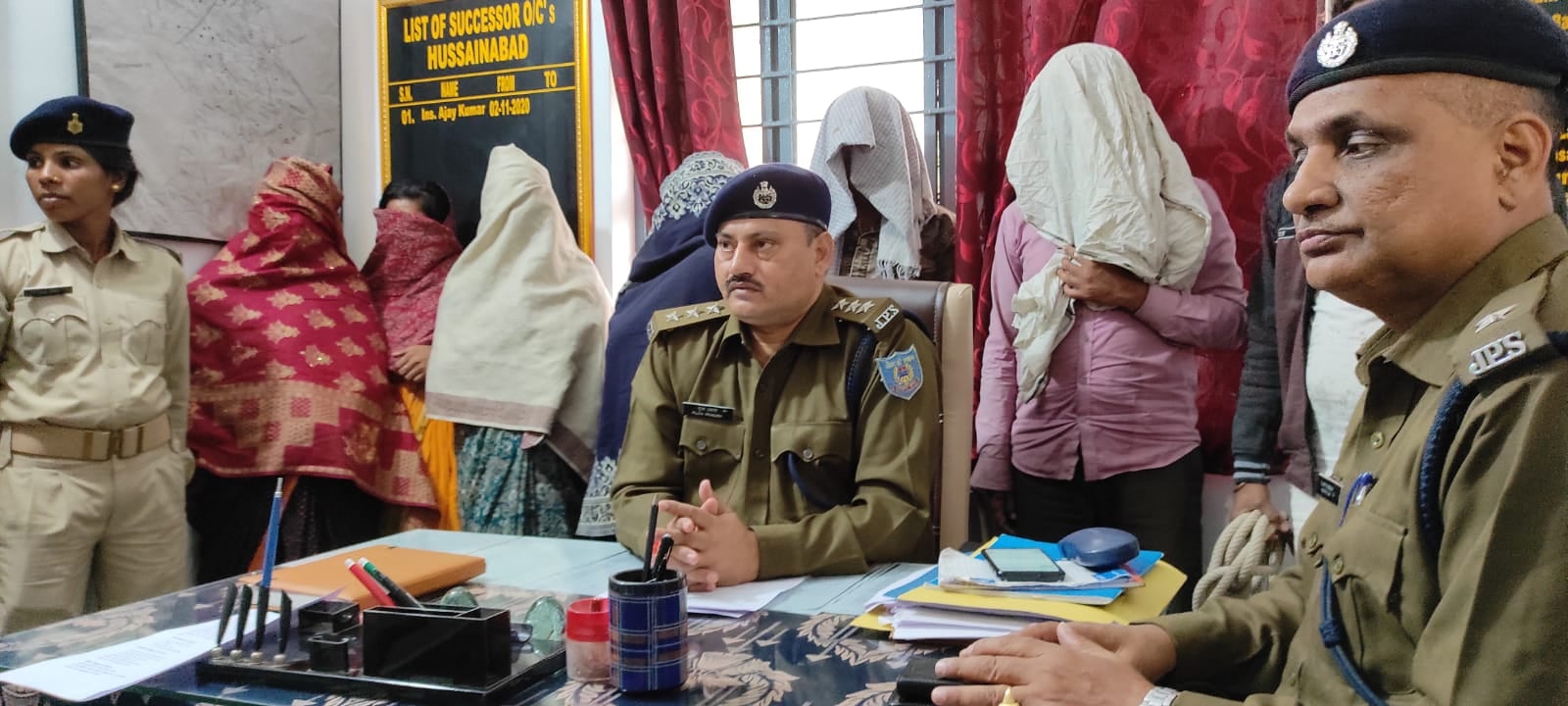 घरों में महिलाएं बेचती थीं गांजा, चार महिलाएं समेत छह गिरफ्तार