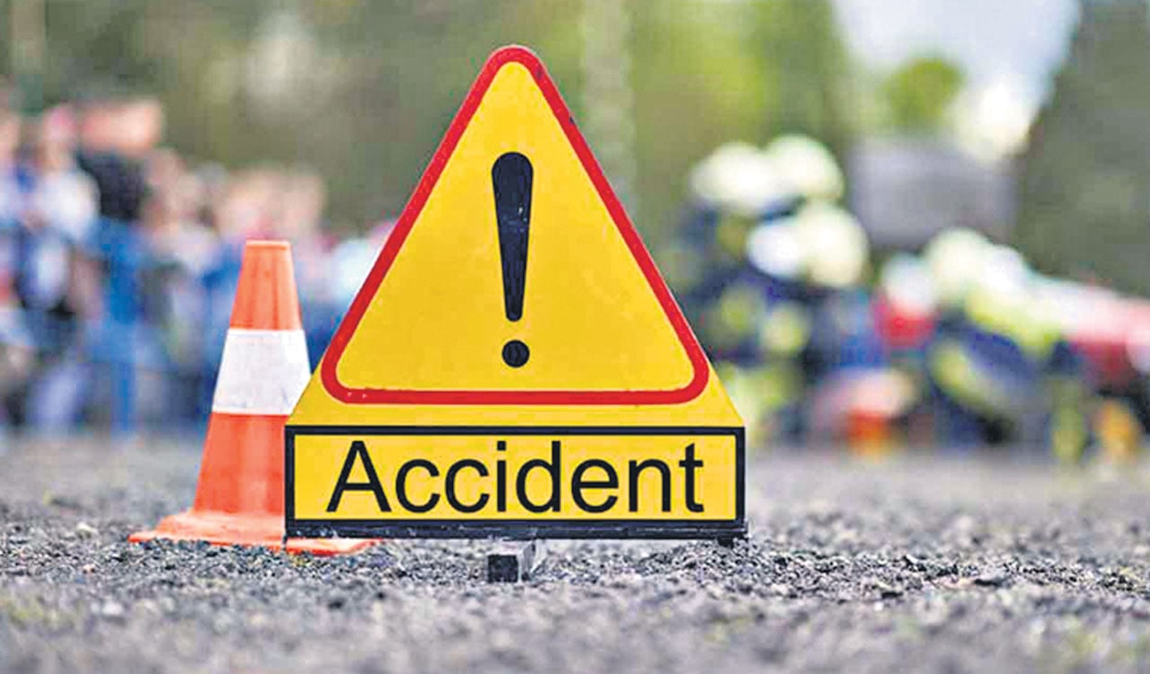 गिरिडीह : दो बाइक के बीच जोरदार टक्कर में दो युवक की मौत, चार घायल