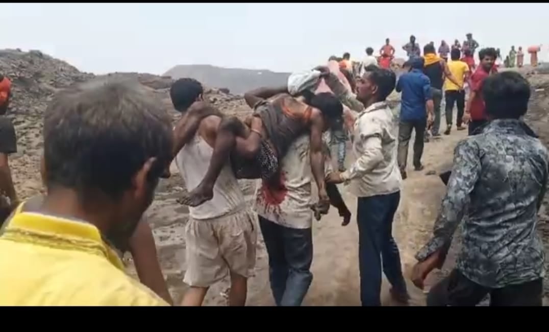 अवैध कोयला खनन के दौरान हादसा: आँखों में आंसू लिए अपनों को बचाने की जद्दोजहद कर रहे लोग