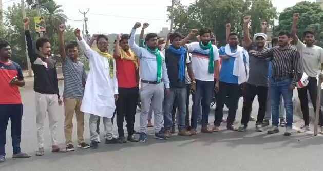 दुमका: 60:40 नियोजन नीति के विरोध में चरणबद्ध आंदोलन, सड़कों पर आवागमन पूरी तरह ठप्प