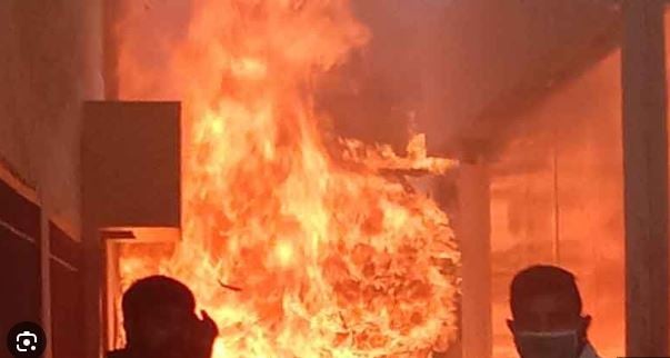 दिल्ली के कमला मार्केट में लगी भंयकर आग, ऊंची लपटे देख मची अफरातफरी