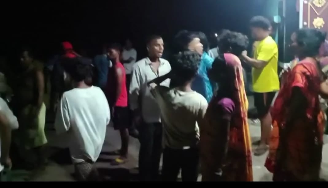 धनबाद का मधुबन थाना क्षेत्र शनिवार की रात फिर बन गया रणक्षेत्र ,चली गोलियां ,बाइक फूंकी गई
