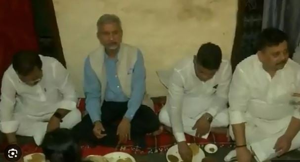 जी-20 की बैठक के लिए विदेश मंत्री जयशंकर पहुंचे बनारस, एक दलित कार्यकर्ता के घर किया नाश्ता
