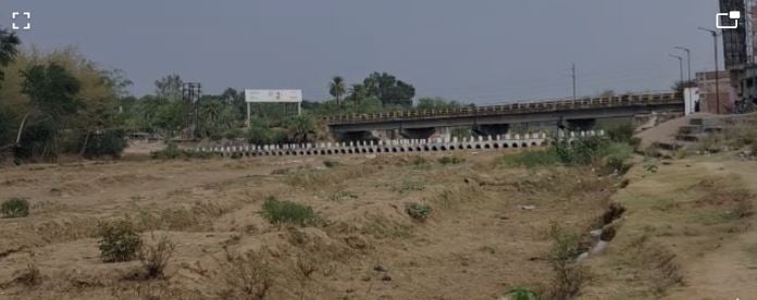 जिस पानी के बलबूते बाबाधाम के बाशिंदें टिके हैं, वो नदी खुद ही प्यासी है, अब इंद्रदेव का ही सहारा बचा है. पढिए रिपोर्ट