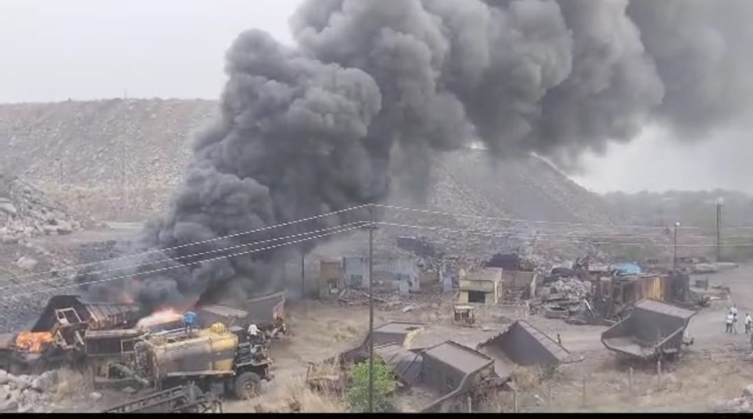 आग से दहला झरिया का घनुडीह, देखिये धुवें ने आसमान को कैसे कर दिया था काला