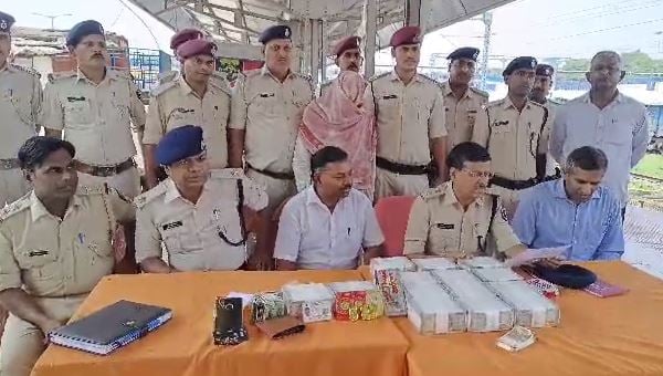 कटिहार रेल जंक्शन से 67 लाख रुपया नगद और 375 ग्राम सोना बरामद, इनकम टैक्स कर रही जांच