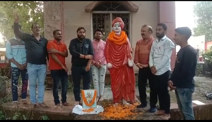 स्वामी विवेकानंद को जामताड़ा में किया गया अपमानित !  विश्व हिंदू परिषद, बजरंग दल और विद्यार्थी परिषद ने लगाया आरोप