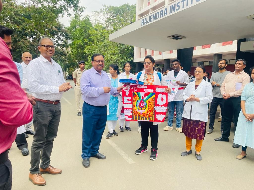 विश्व रक्तदान दिवस : रिम्स में निकाली गई जागरूकता रैली