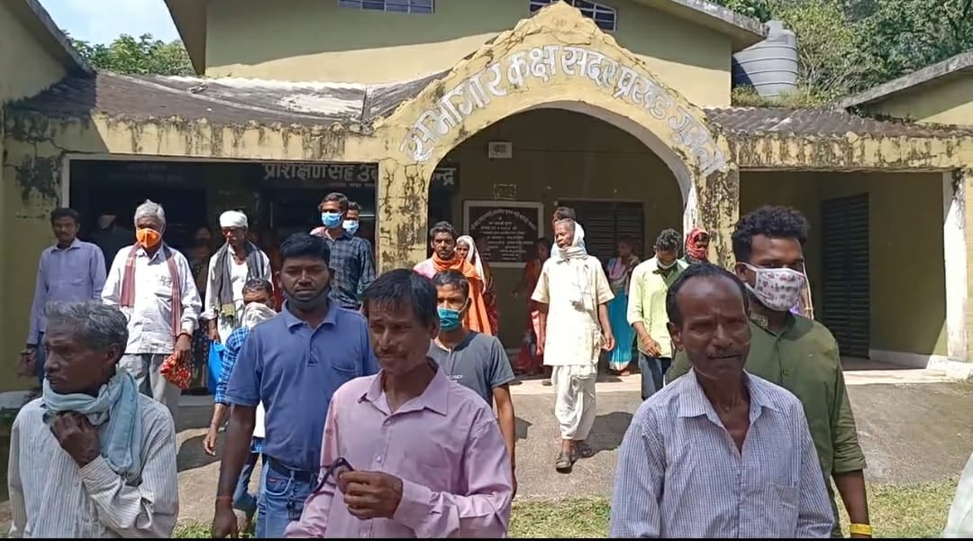 गुमला में पैसे लेने से मुकरे ग्रामीण, फिर साहब के आश्वासन के बाद बनी बात, पढ़िए क्या है मामला