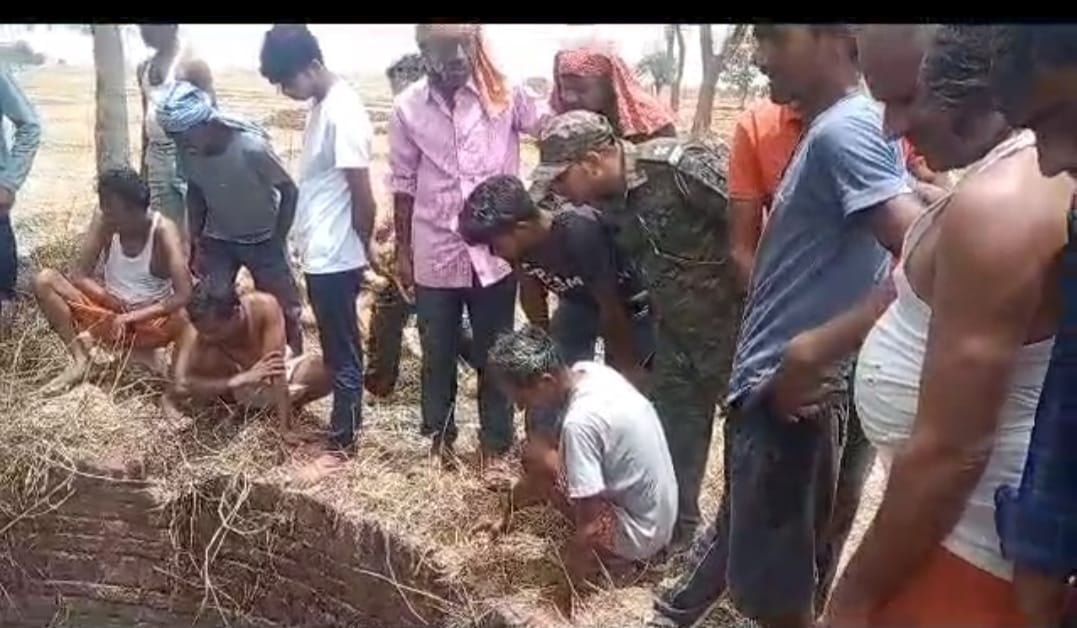 8 महीने के बच्चे को मां की आंचल से चुराकर कुएं में डाला,जानिए यह राक्षसी करतूत कैसे की गई