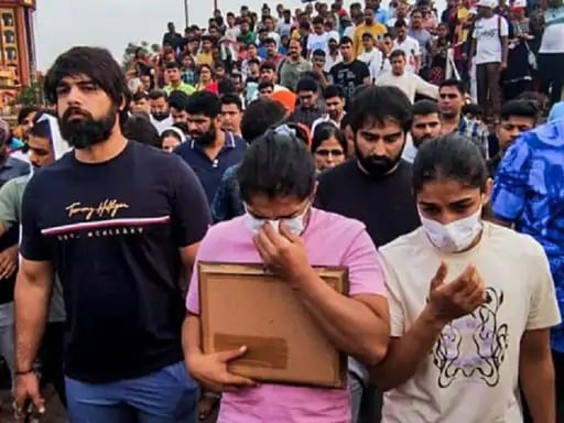 देश का खून पानी हो गया, सरकार ने एक बलात्कारी को दे दी क्लीन चिट, बृजभूषण सिंह मामले में विभरे पप्पू यादव