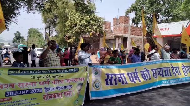 जमशेदपुर: आदिवासी सेंगल अभियान के भारत बंद का दिखा असर,  घंटो टाटा-हाता मुख्य सड़क किया जाम