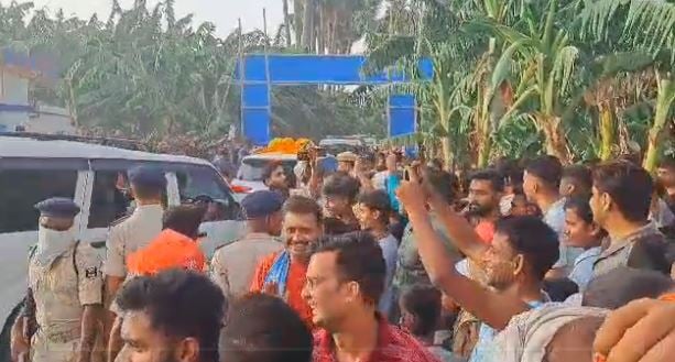 अपने ही विधानसभा क्षेत्र में बुरे फंसे तेजस्वी, कार्यक्रम में लगे मोदी जी के नारे,जानें फिर क्या हुआ
