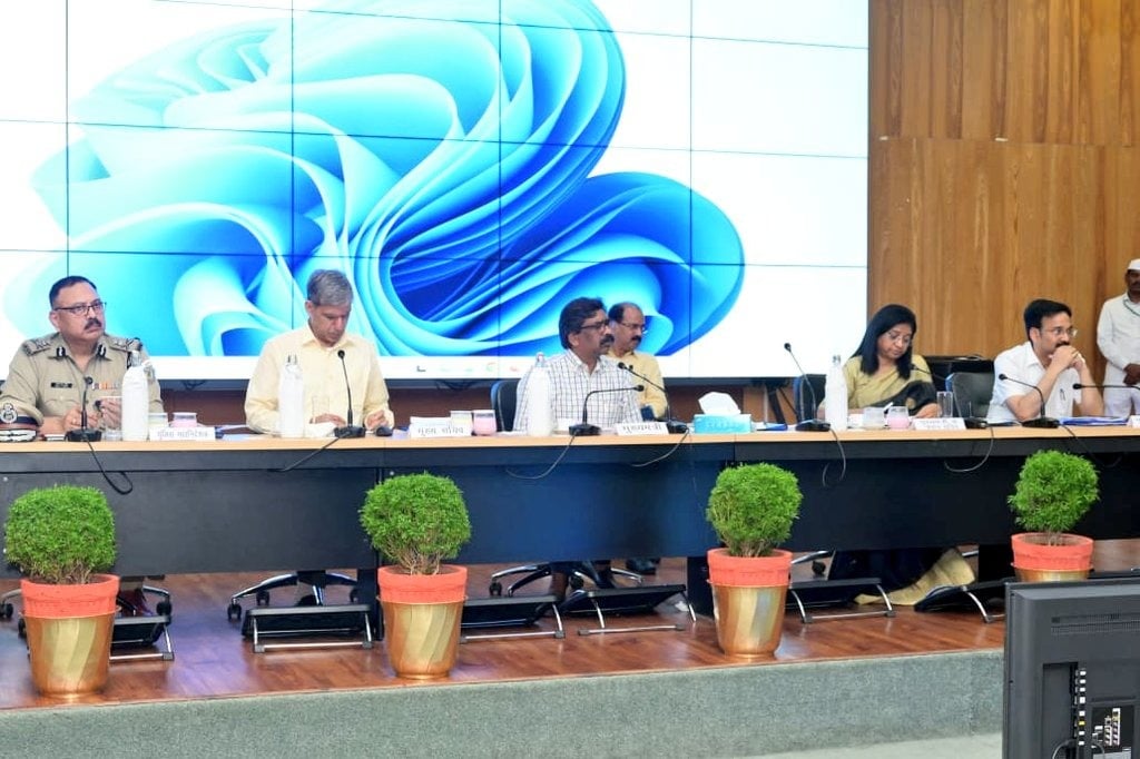 हेमंत सोरेन ने सभी जिले के डीसी और एसपी के साथ की बैठक, इन मुद्दों पर हुई चर्चा