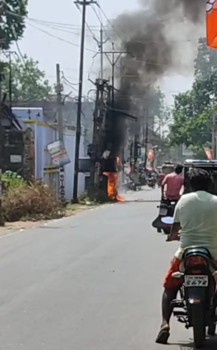 गिरिडीह: भीषण गर्मी के चलते ट्रांसफार्मर में लगी आग,  स्थानीय लोगों ने पाया काबू