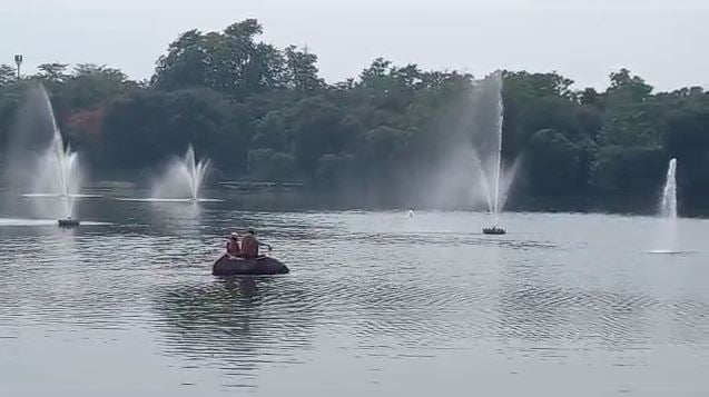 जमशेदपुर : जयंती सरोवर में मछलियों को बचाने के लिए टाटा स्टील आया आगे, सरोवर के पानी में किया गया दवा का छिड़काव