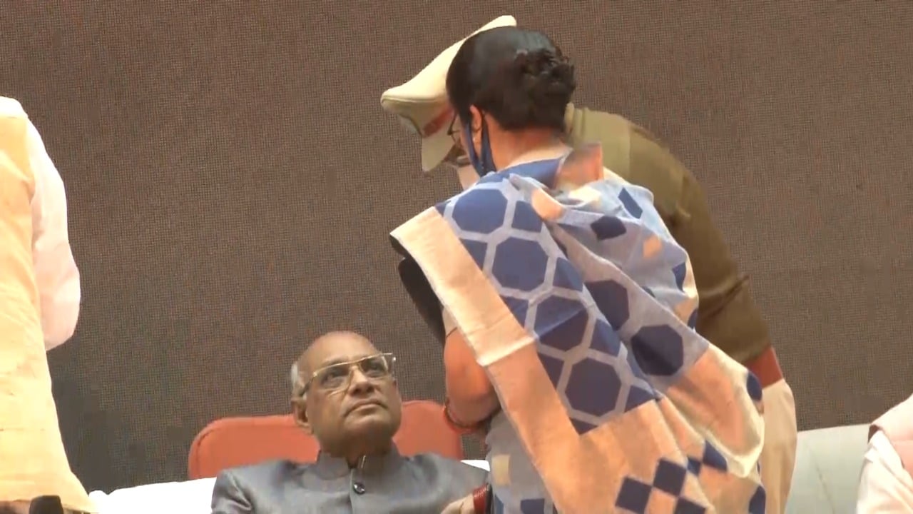 सरकार से आजिज महिला सुरक्षा घेरा तोड़ गर्वनर तक पहुंची