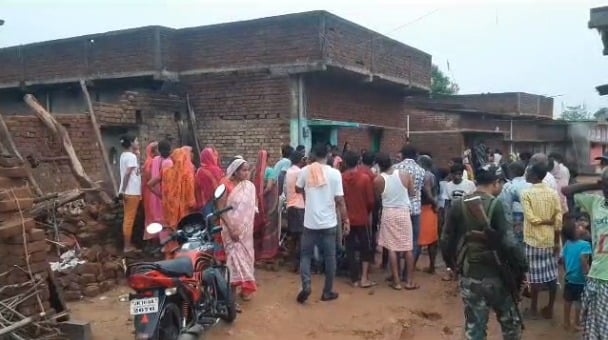 गिरिडीह :बारिश और तेज हवा में गिरा कच्चा मकान,  महिला की हुई मौत.