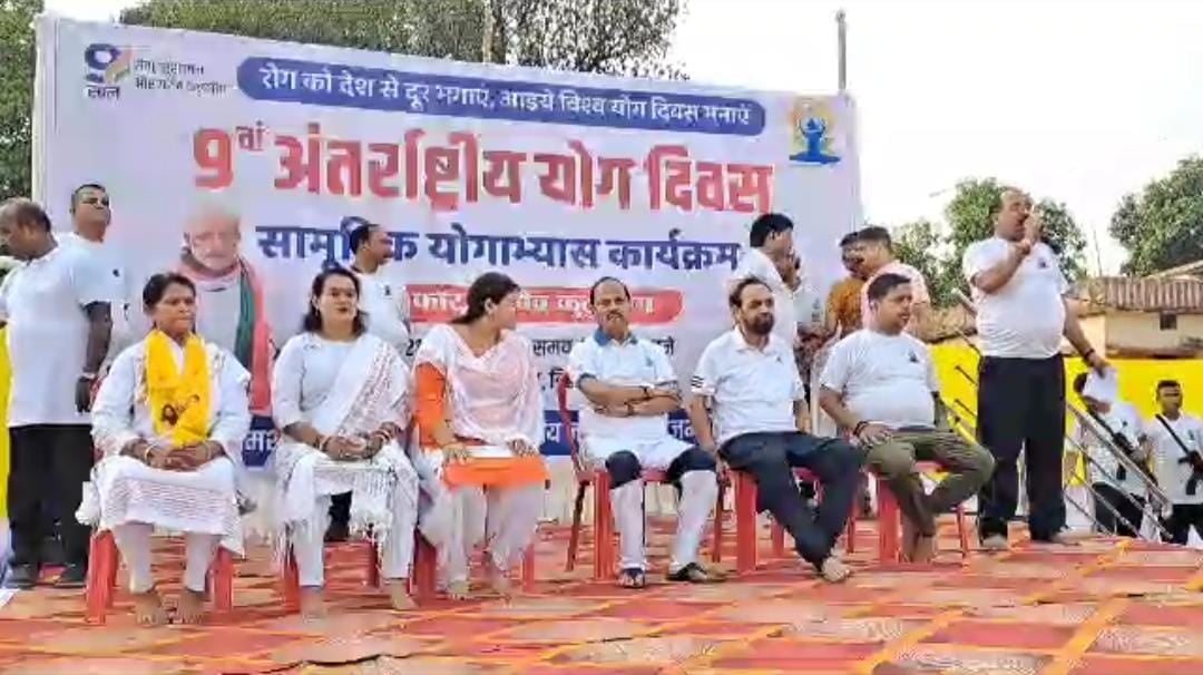 अंतरराष्ट्रीय योग दिवस पर रघुवर दास ने किया योग, लोगों से योग के प्रति जागरूक होने की अपील की