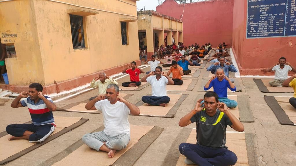 International Yoga Day: देवघर केंद्रीय कारा में आमलोगों की तरह कैदियों ने भी किया योग