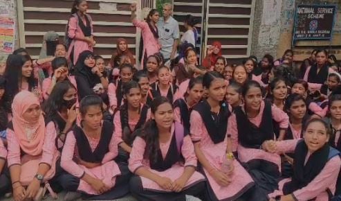 महिला कॉलेज में इंटर की पढ़ाई बंद, नाराज छात्राओं ने जमकर किया विरोध प्रदर्शन